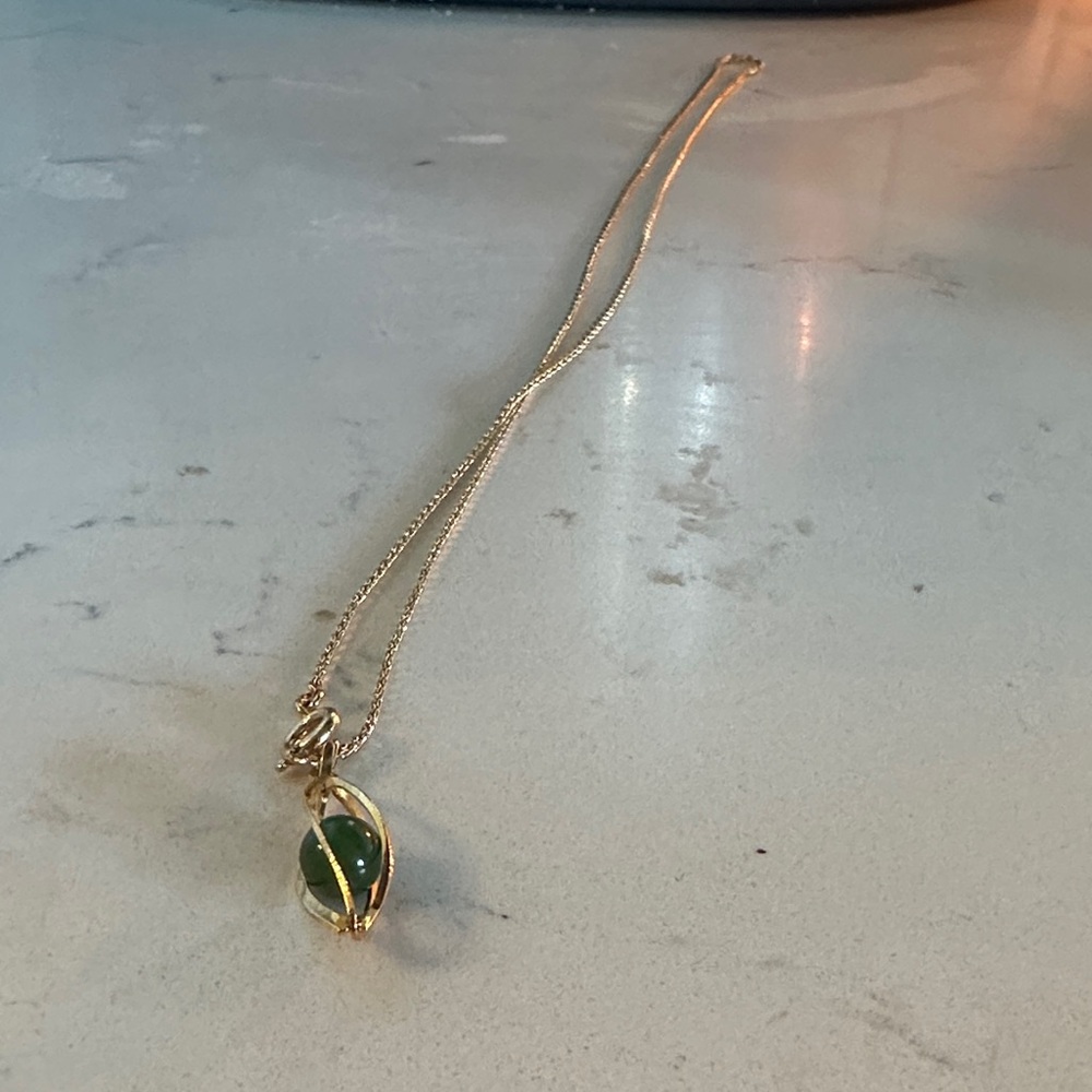 Elegant Gold and Green Pendant Necklace